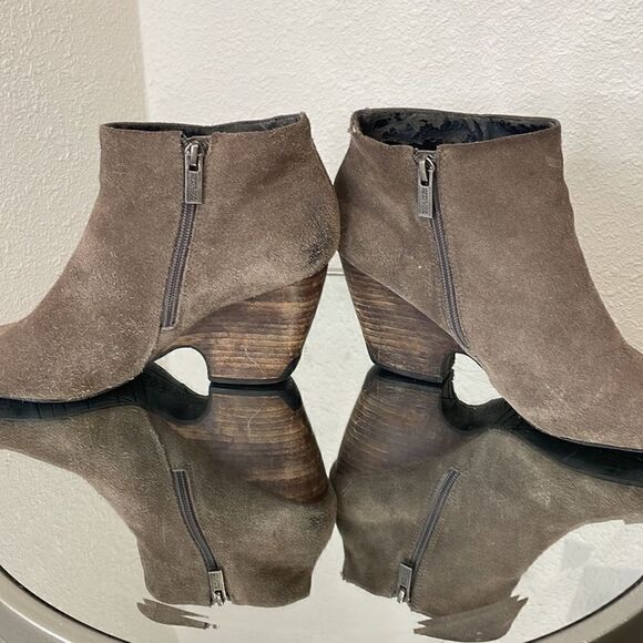 Kenneth Cole REACTION Women's Cheese Please Bootie - Picture 6 of 9